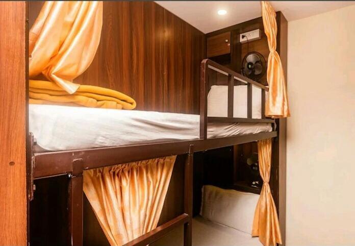 Almas Dormitory 24 Hours Aircondition 孟买 外观 照片
