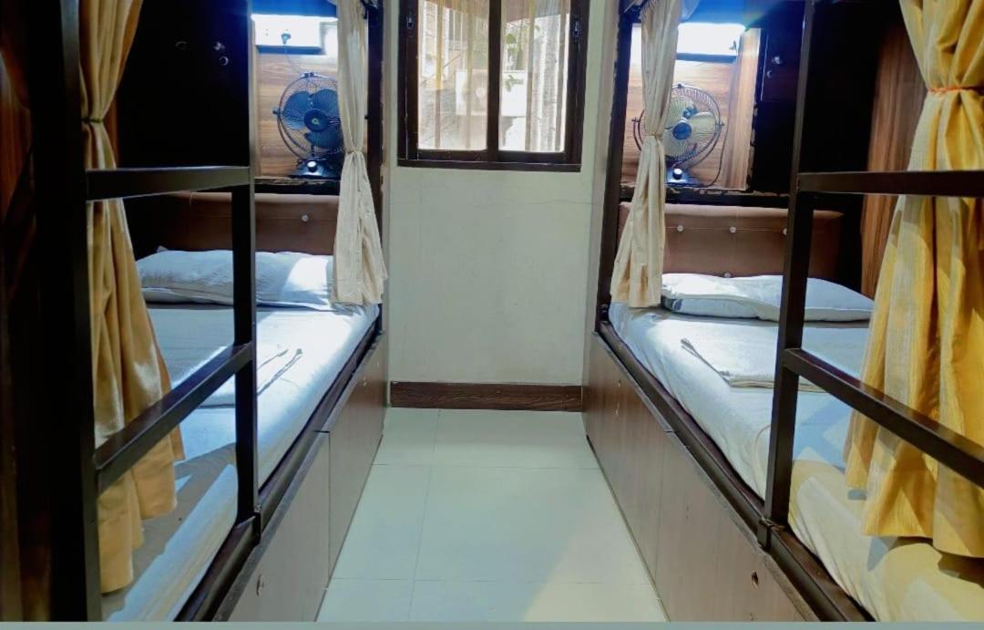 Almas Dormitory 24 Hours Aircondition 孟买 外观 照片