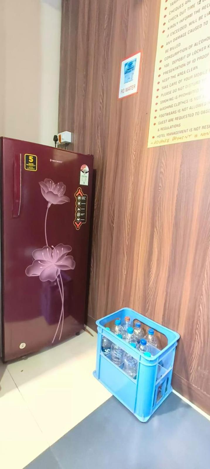 Almas Dormitory 24 Hours Aircondition 孟买 外观 照片