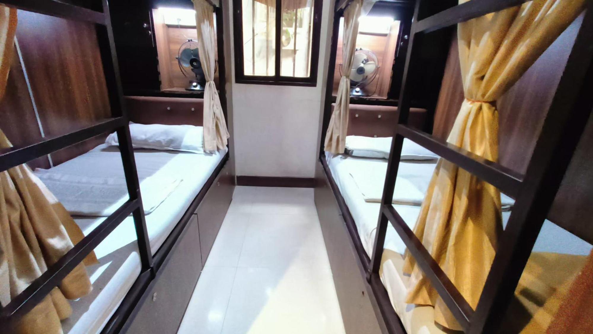 Almas Dormitory 24 Hours Aircondition 孟买 外观 照片